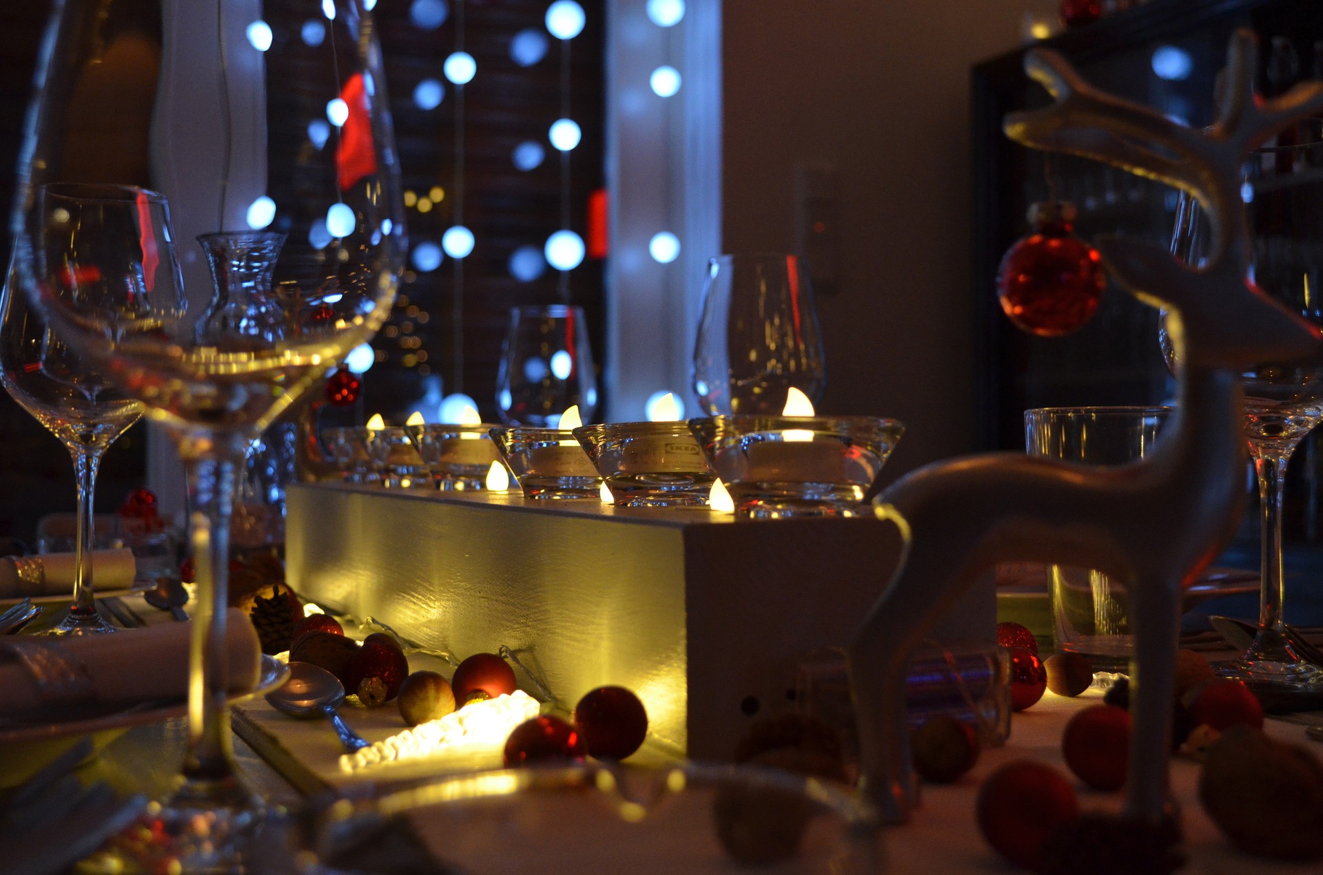 Cómo decorar una mesa de Navidad elegante, sofisticada y agradable