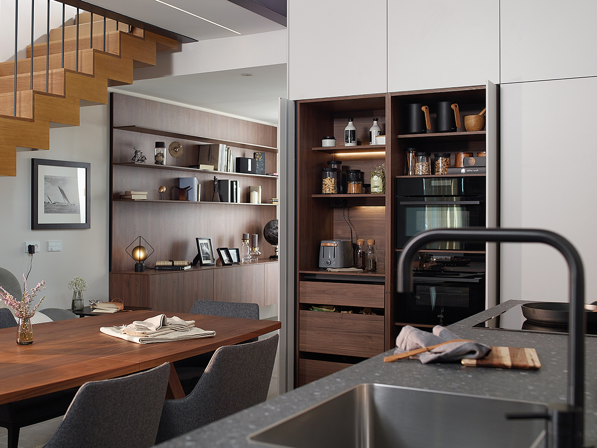 ¿Cómo conseguir una cocina elegante y acogedora? Combina gris y madera