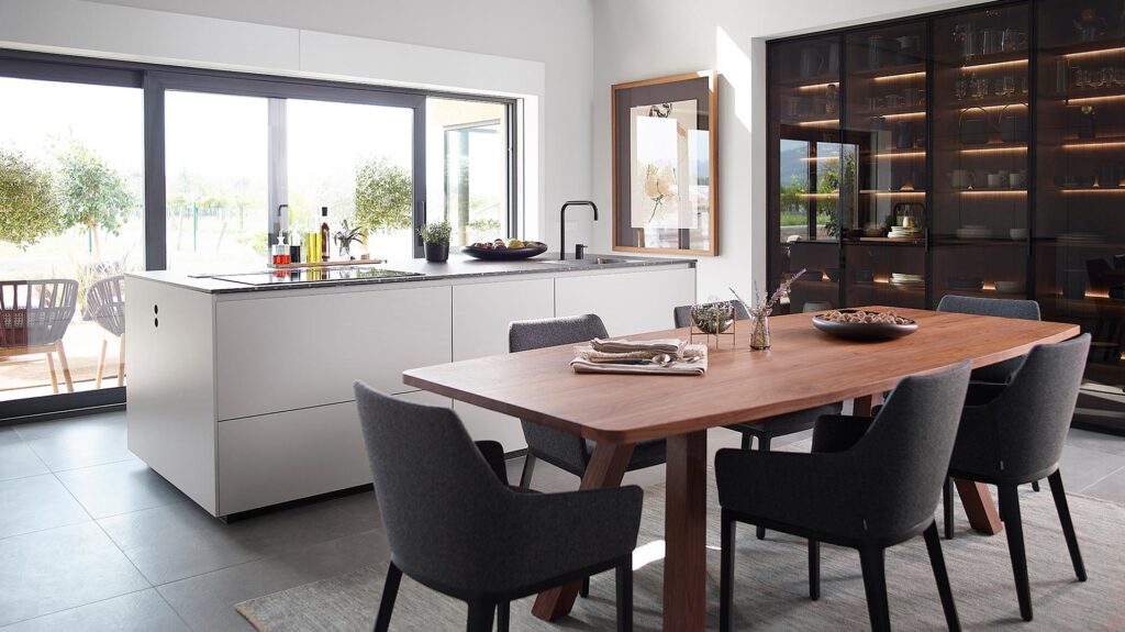 Cocina integral Santos con isla y mesa de comedor contigua