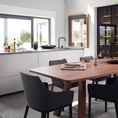 Cocina integral Santos con isla y mesa de comedor contigua