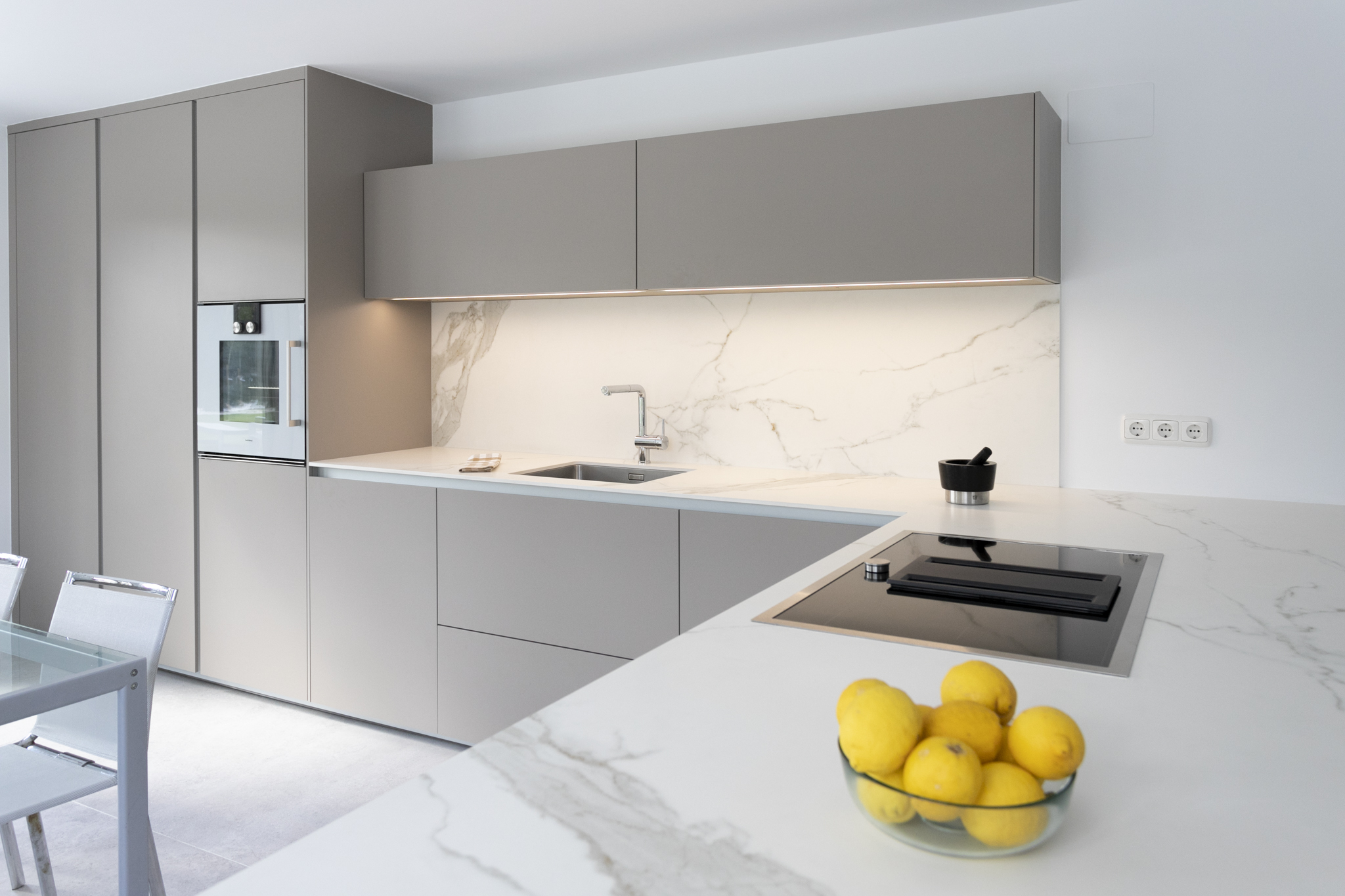 Una cocina en forma de L, para un apartamento de invitados elegante y luminoso