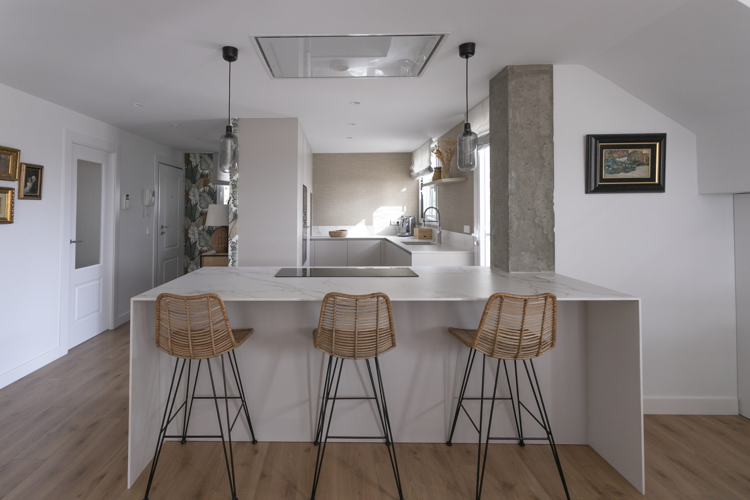 Una cocina bonita, acogedora y con península