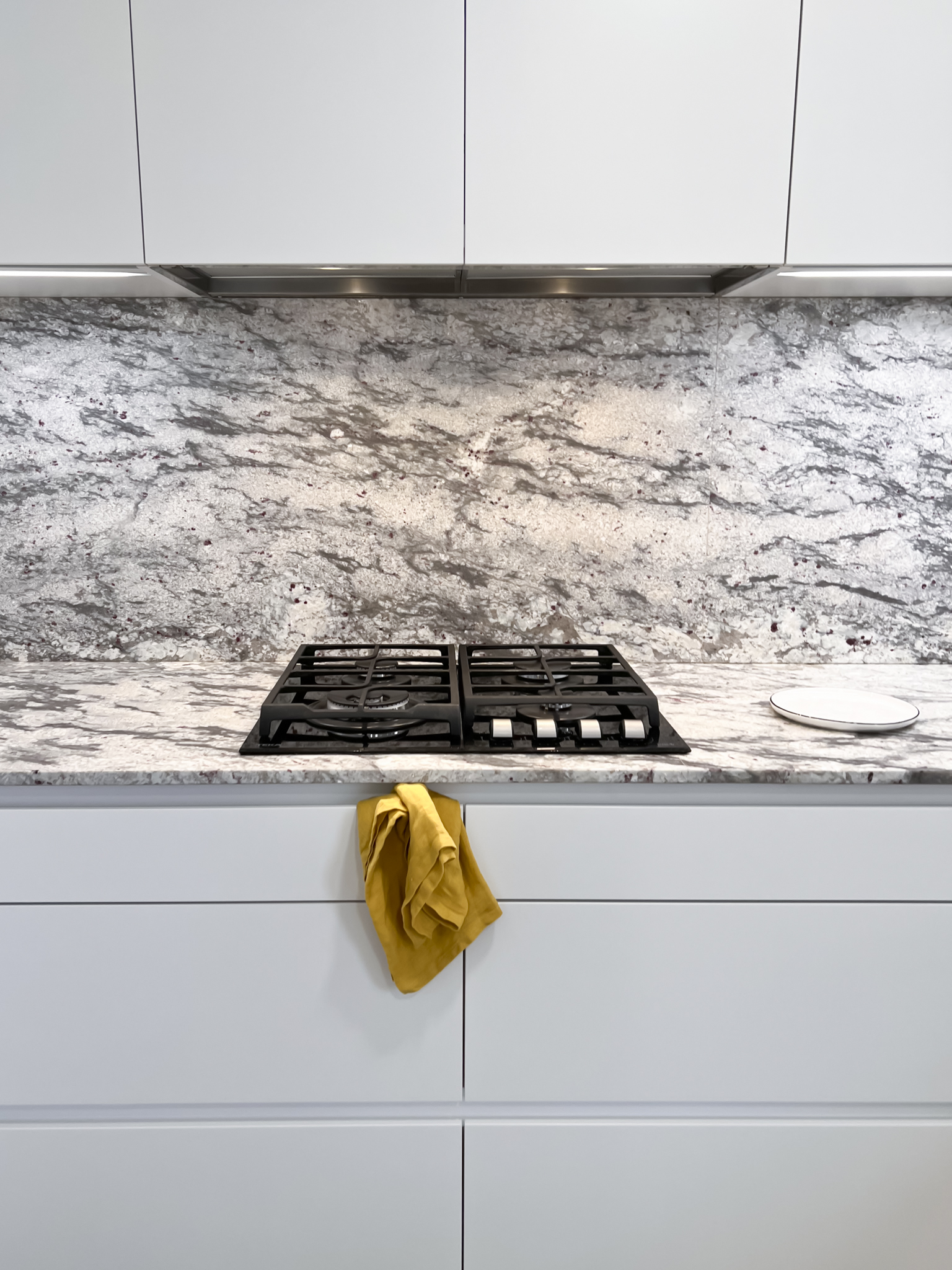 Una cocina blanca, pequeña y con mucha capacidad