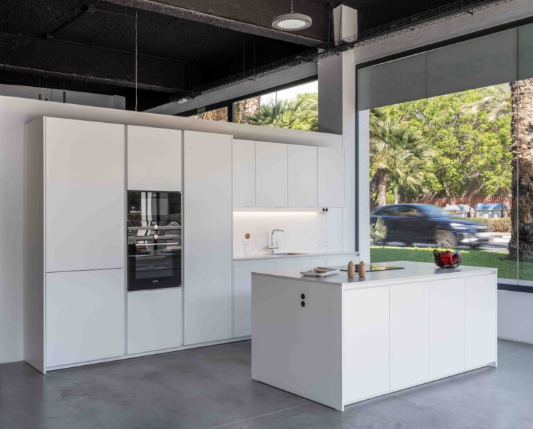 Cocina blanca de Cocinas Santos. Misura Studio. Cocinas Alicante. Cocina con isla.