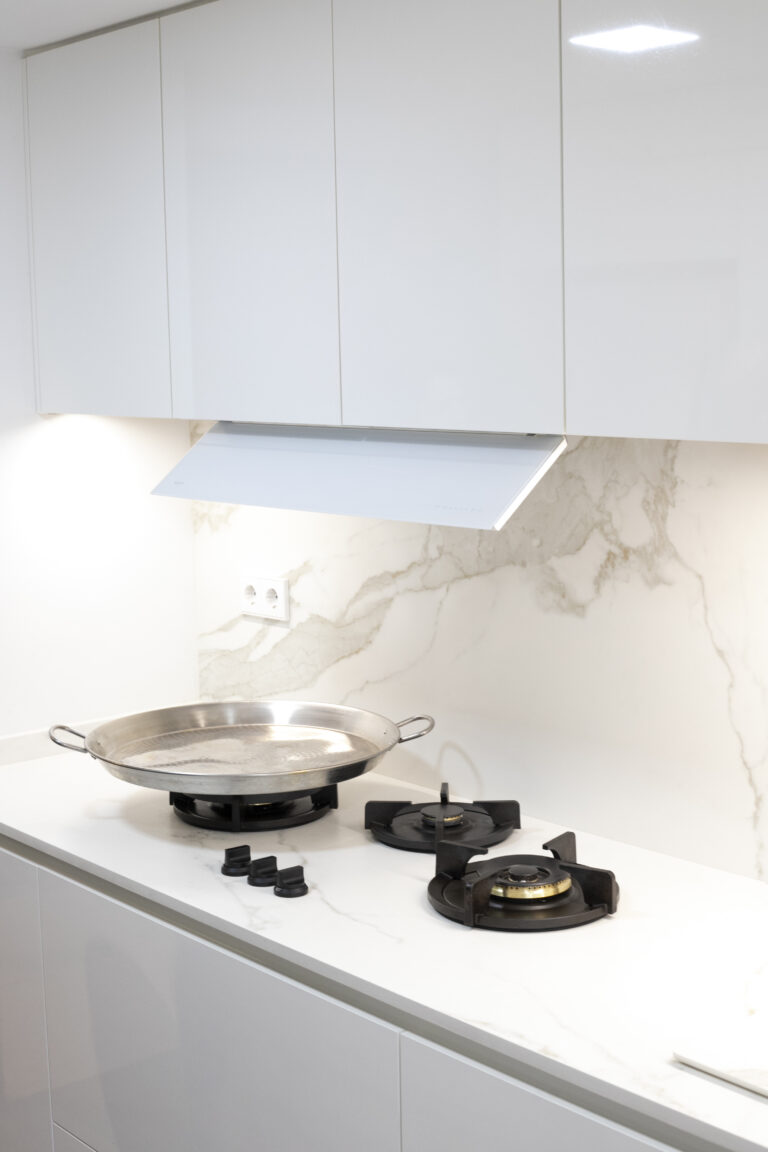 Cocina Santos blanca y luminosa. Proyecto realizado por Misura Studio.