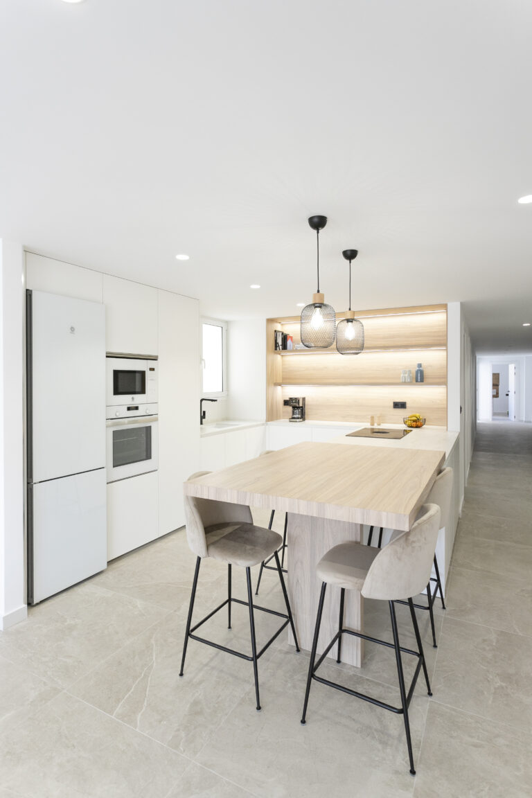 Cocina Santos en blanco y madera. Proyecto: Misura Studio.