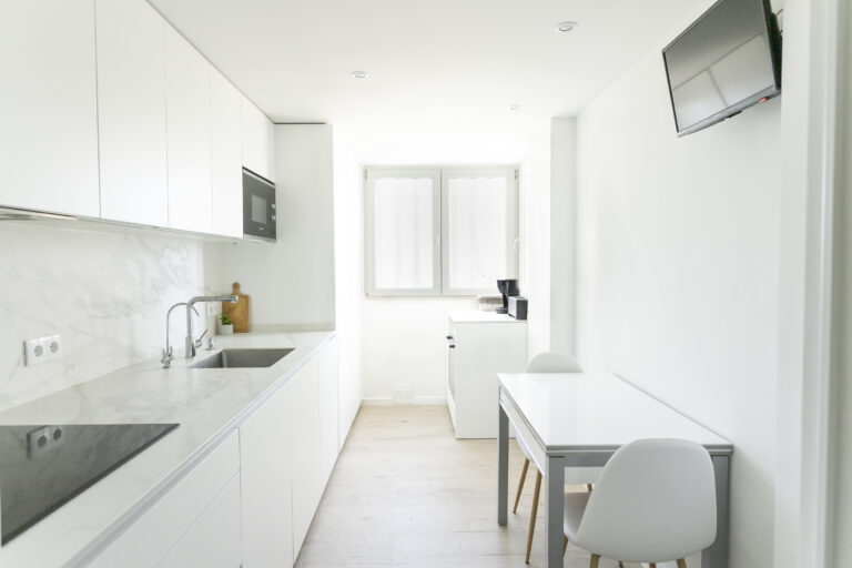 Cocina alargada y blanca. Cocinas Santos Alicante