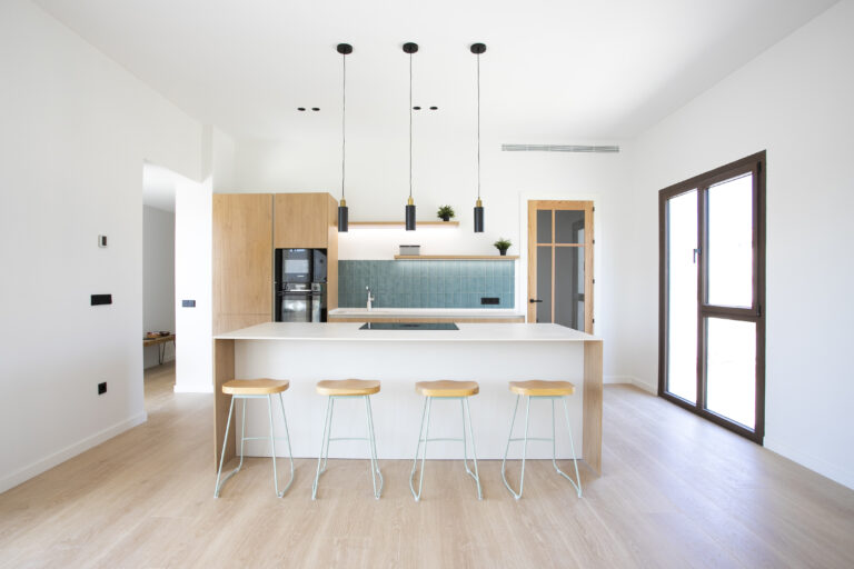 Cocina Santos en blanco y madera. Proyecto: Misura Studio - Santos Alicante
