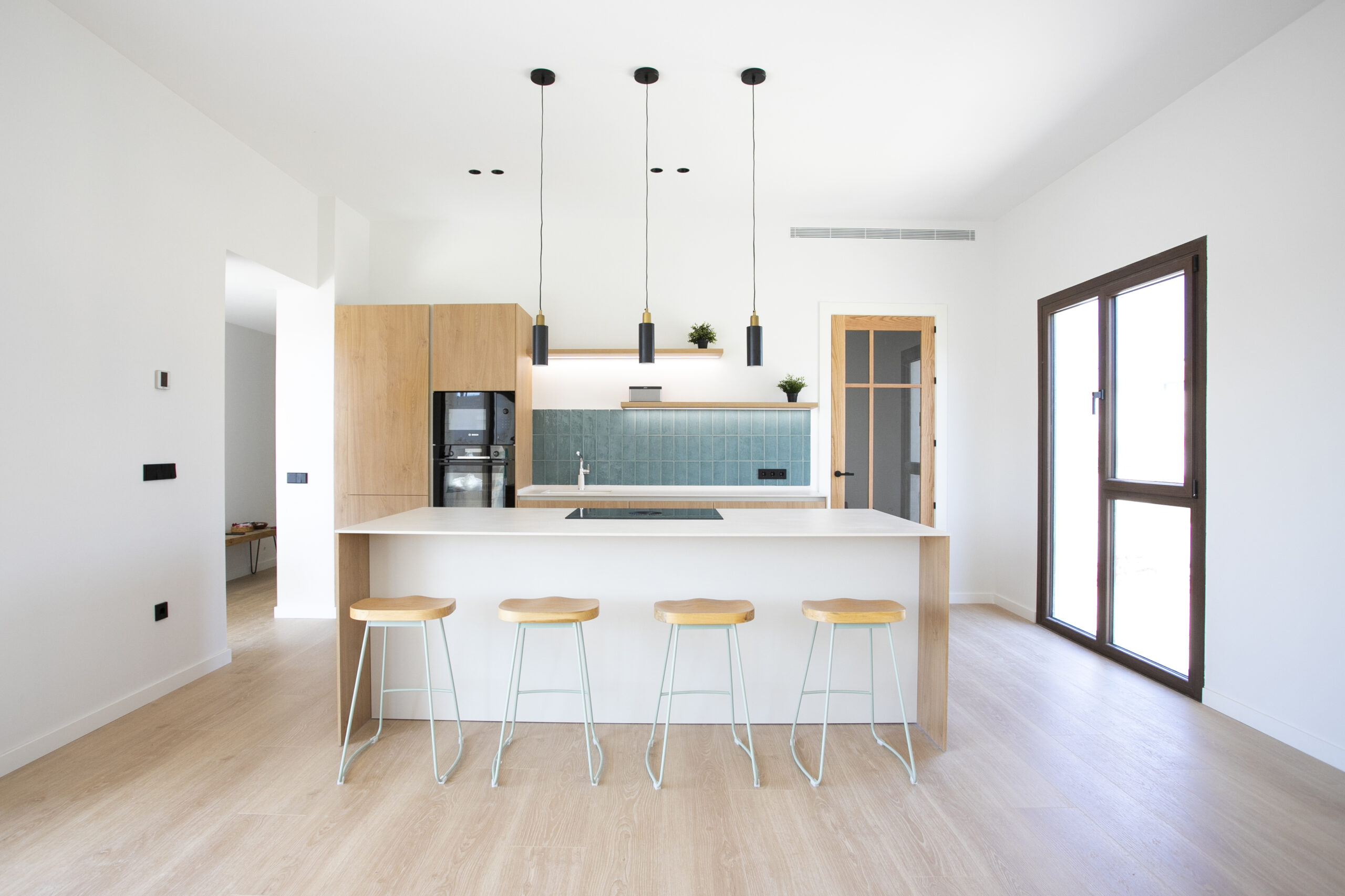 Una cocina con isla, fresca y original