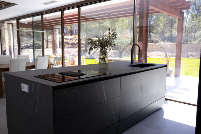 Cocina Santos negra. Proyecto Misura Studio Alicante