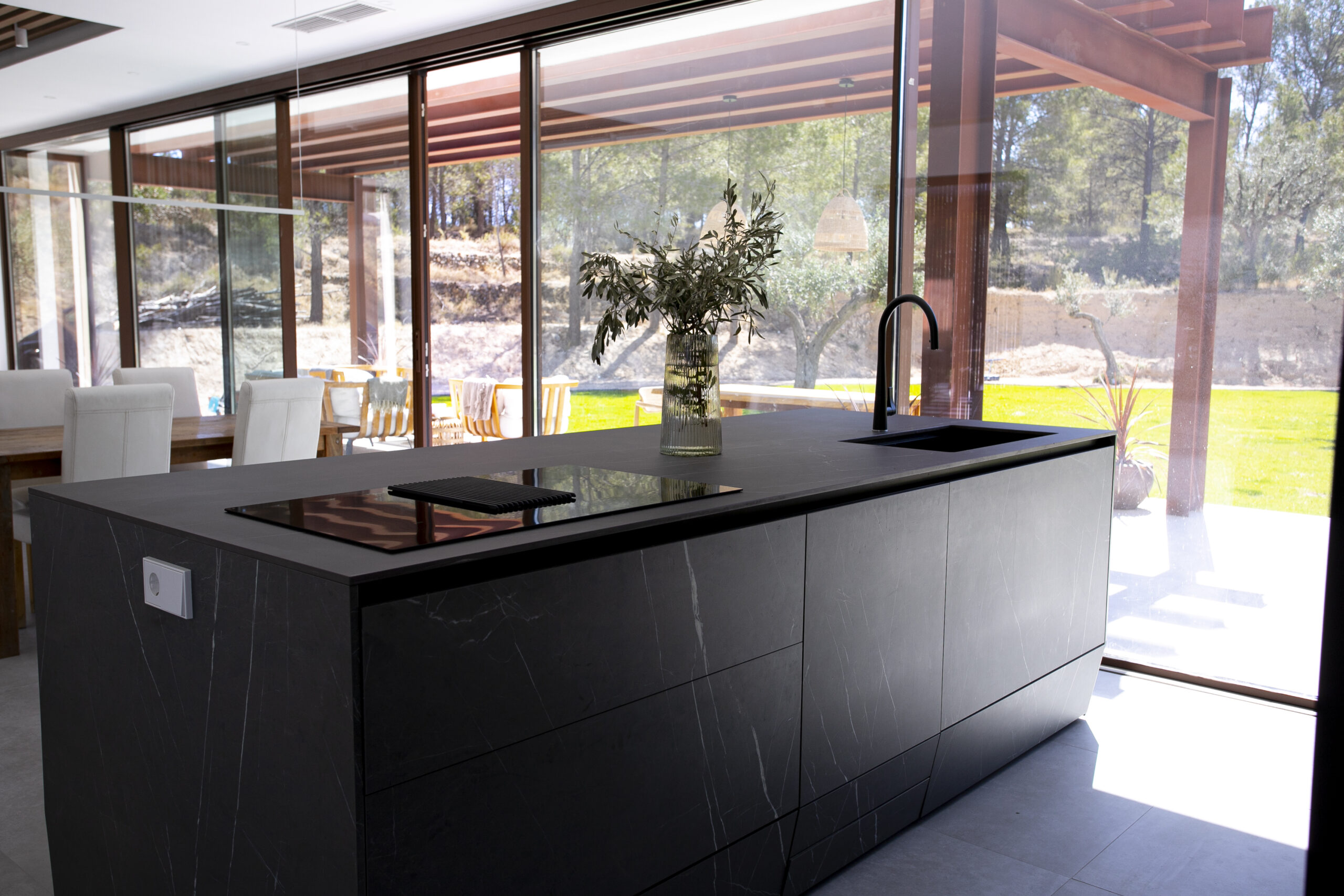 Una cocina negra, práctica y muy elegante