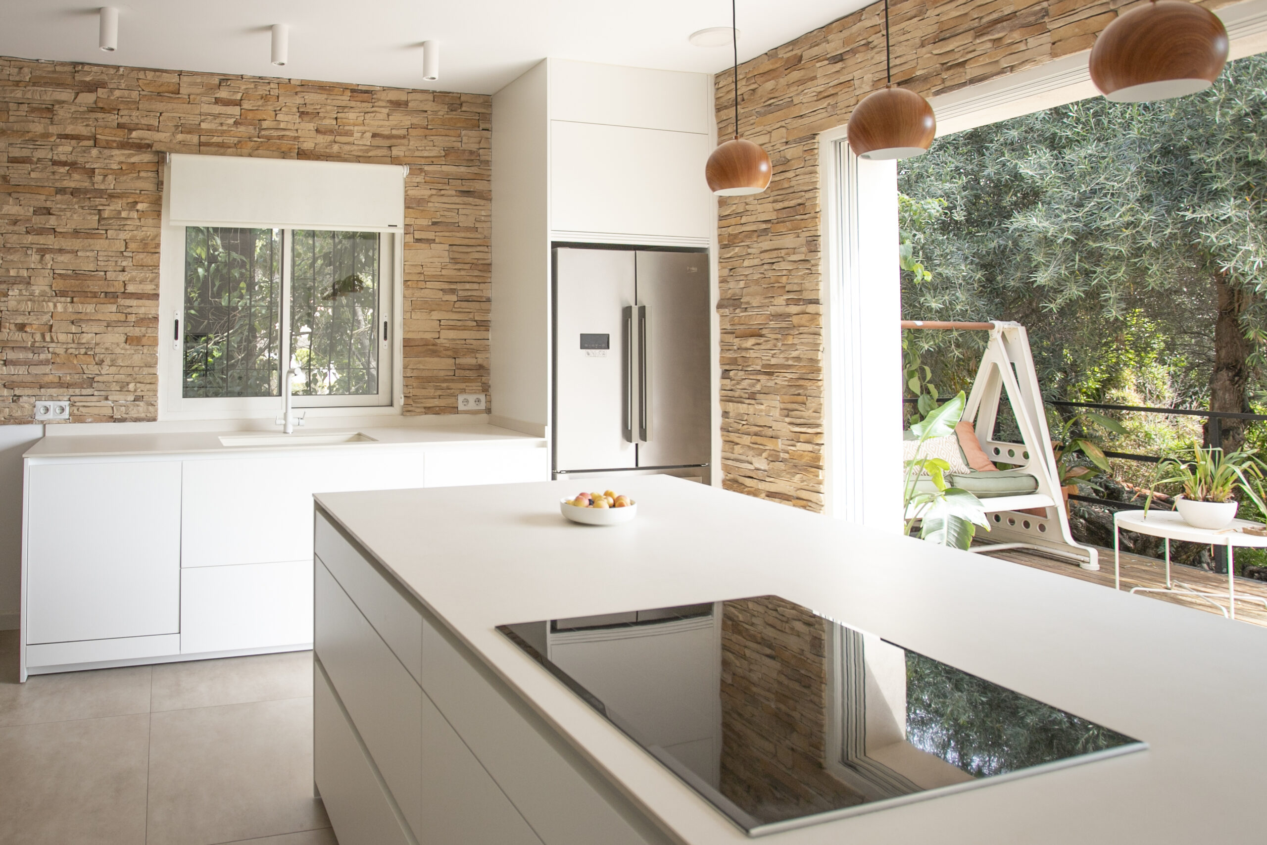 ¡Una cocina blanca con vistas!