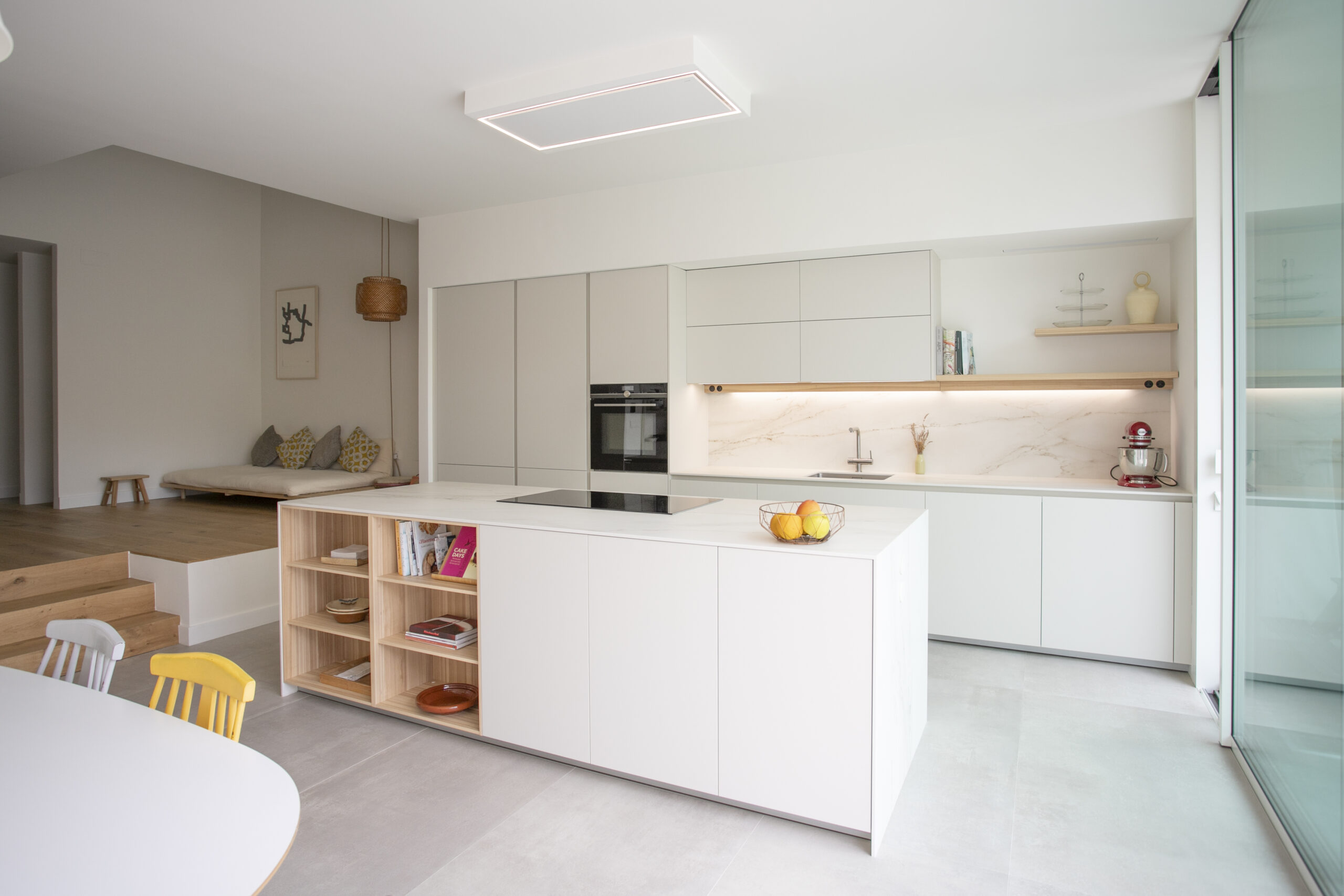 Una cocina con isla muy especial, luminosa y abierta a la zona de estar