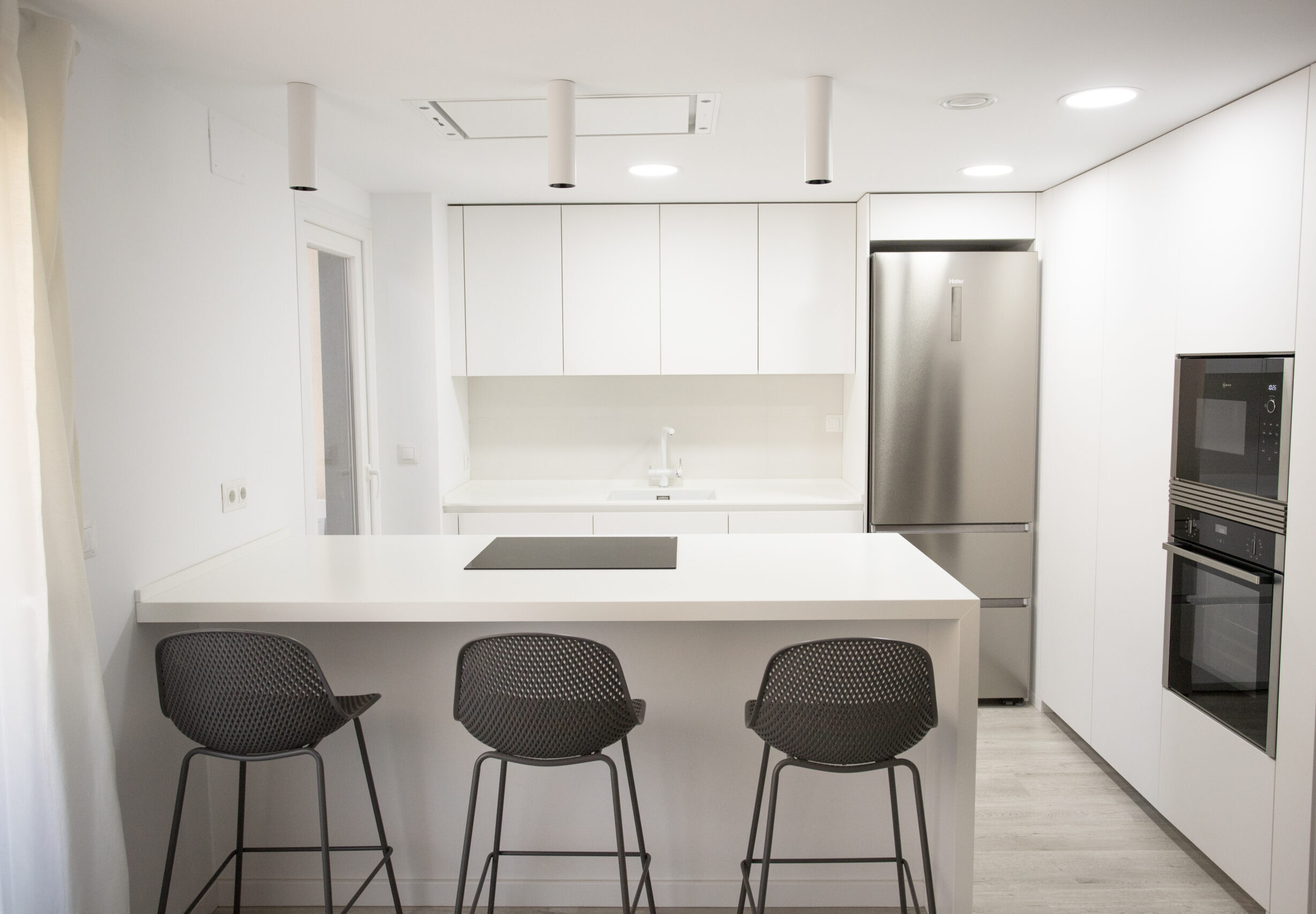 Una cocina blanca y funcional, para un espacio reducido.