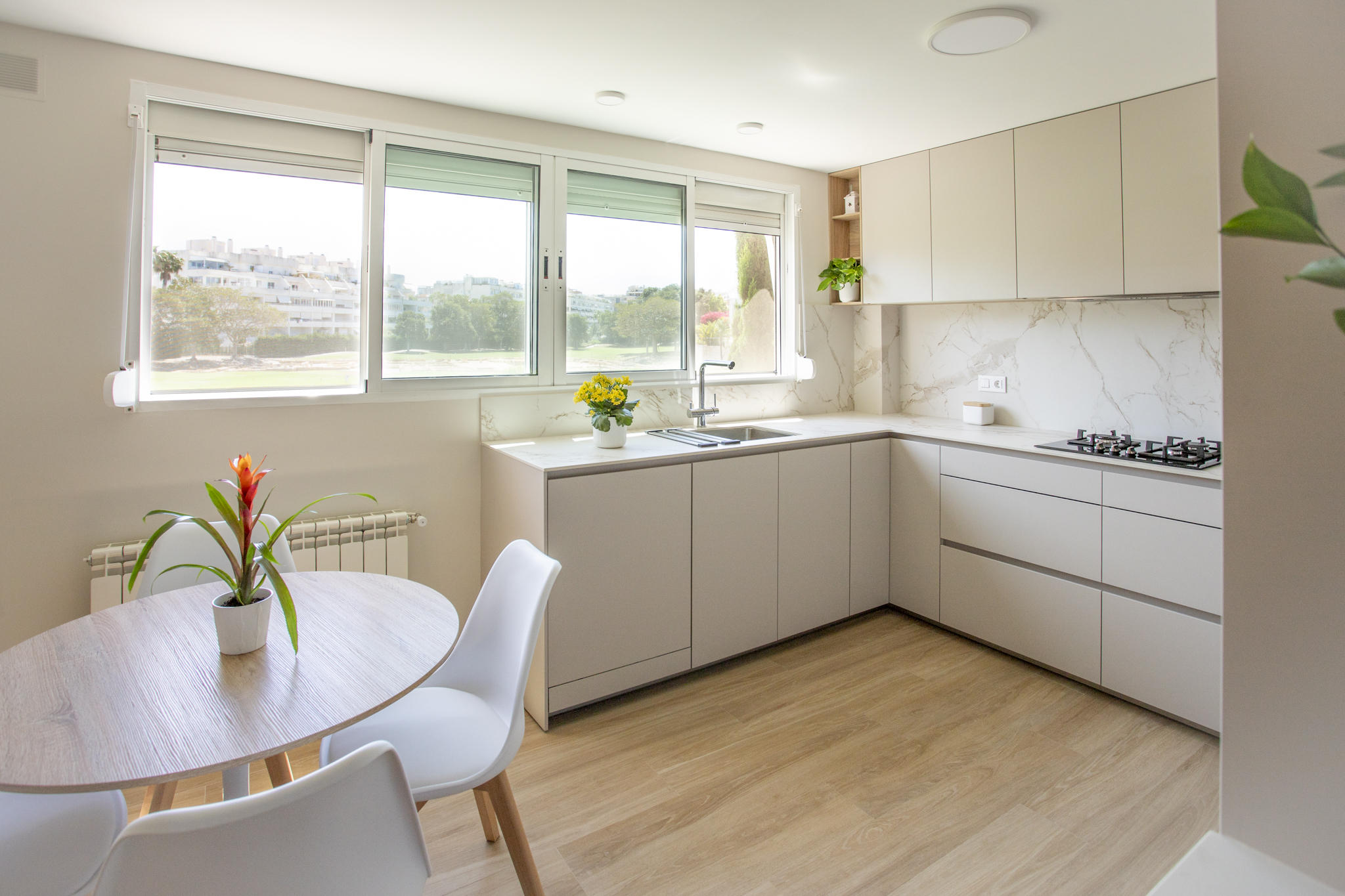 Una cocina elegante, funcional y muy luminosa