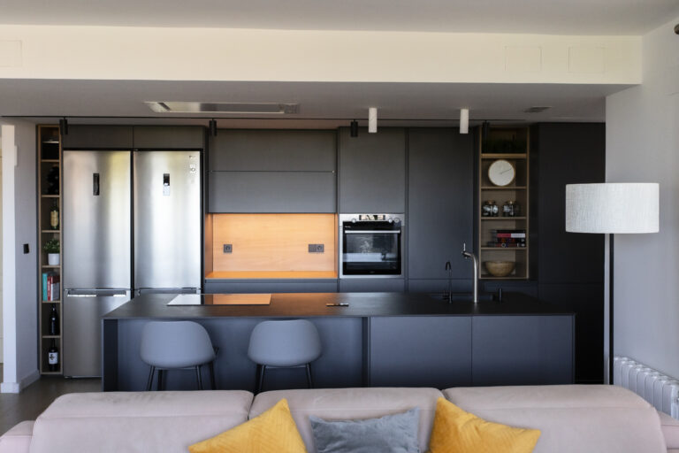 Cocina Santos en color gris antracita con hornacina abierta