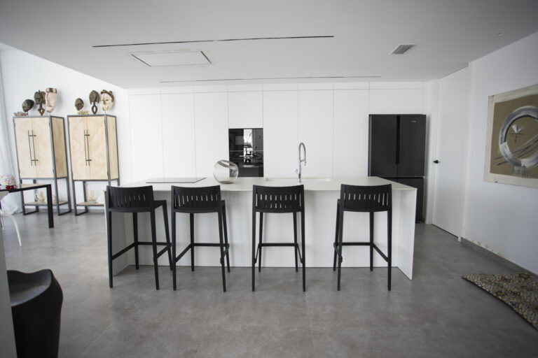 Cocina Santos blanca con isla. Proyecto: Misura Studio - Alicante