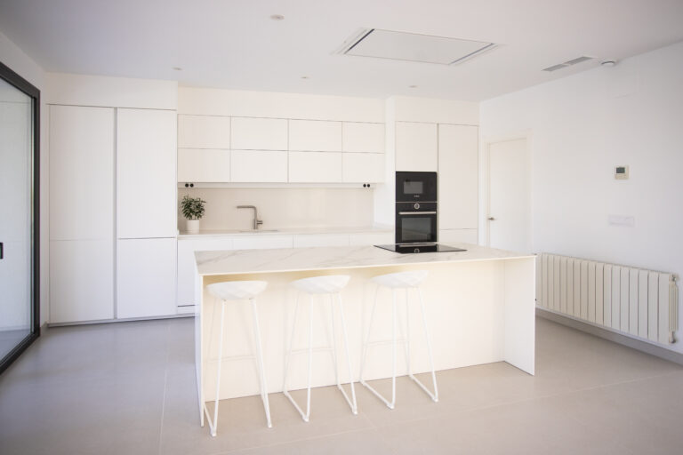 Una cocina blanca de Cocinas Santos