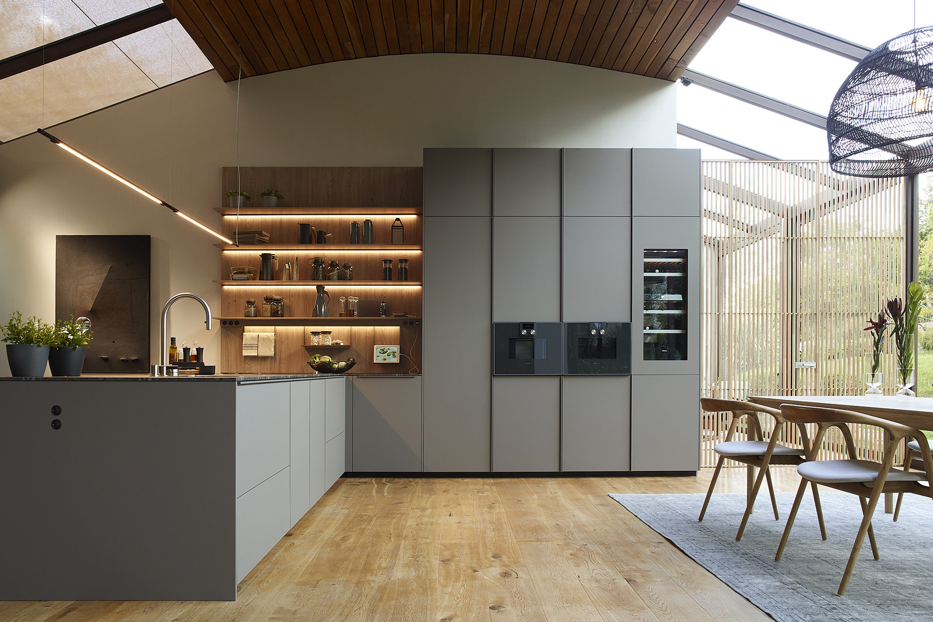 Cocina Santos gris con península y estantería iluminada