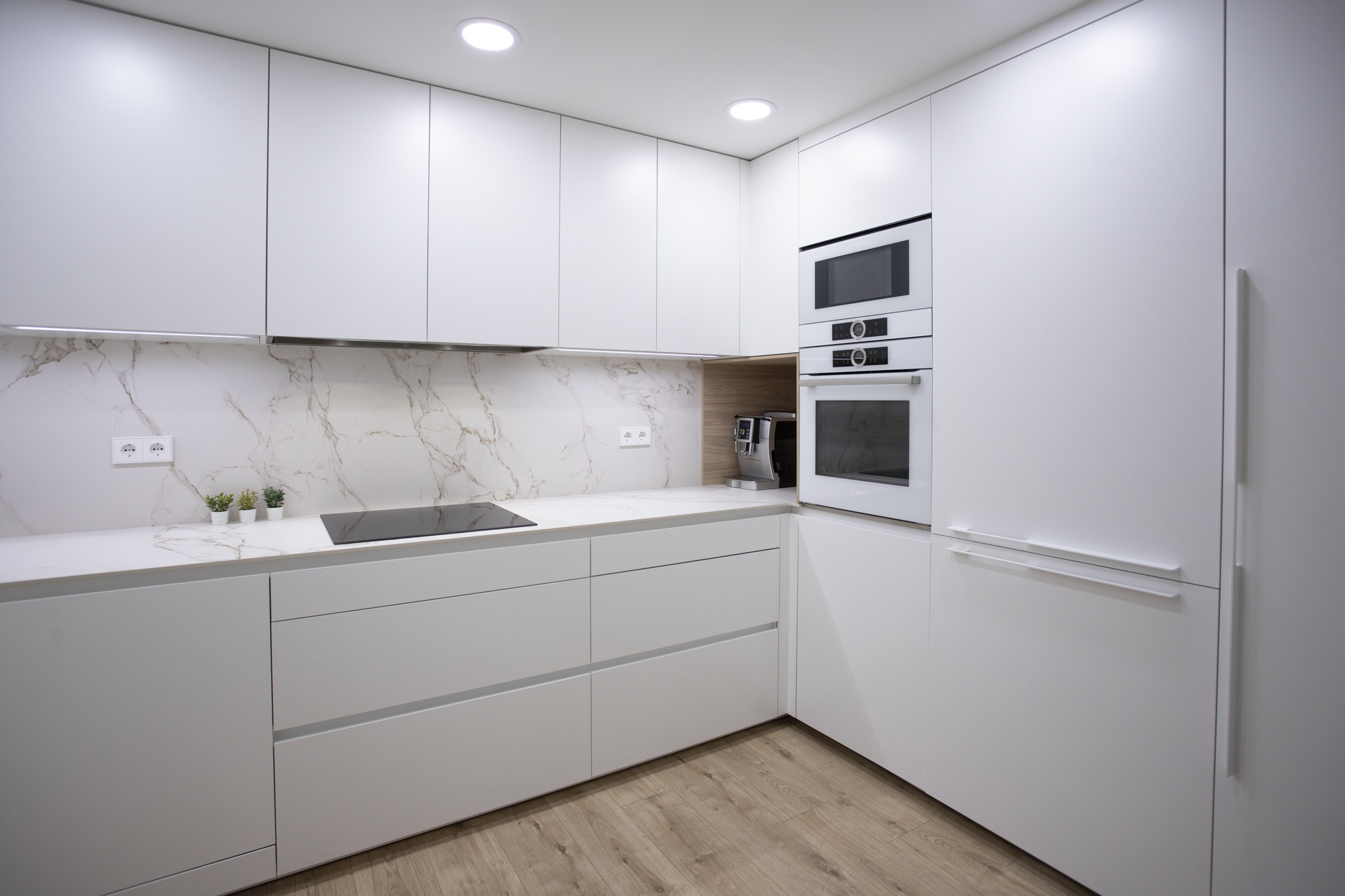 Una cocina alargada y en forma de L