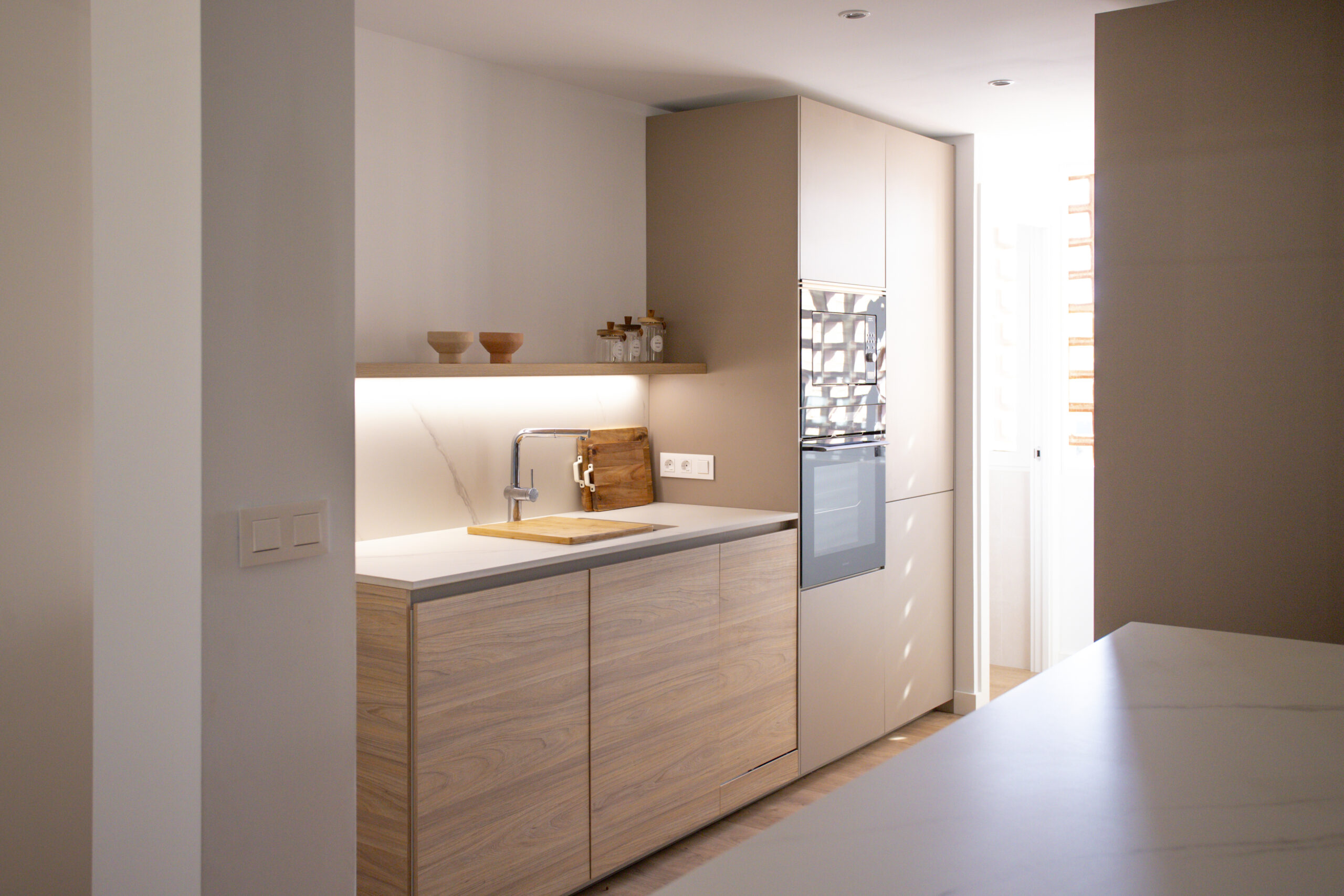 Una cocina funcional y dinámica, integrada en el salón