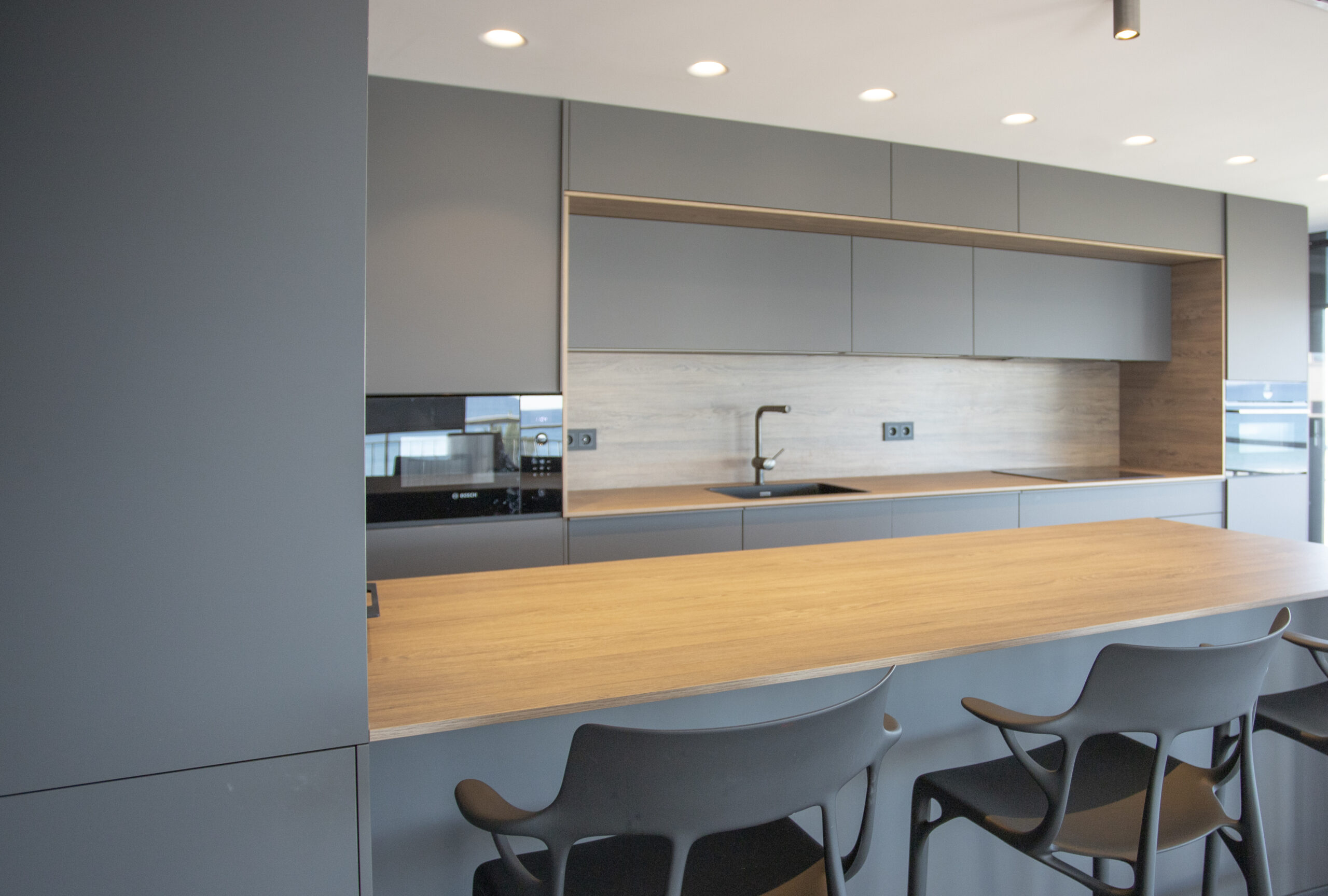 Gris antracita y madera, en una cocina elegante y moderna