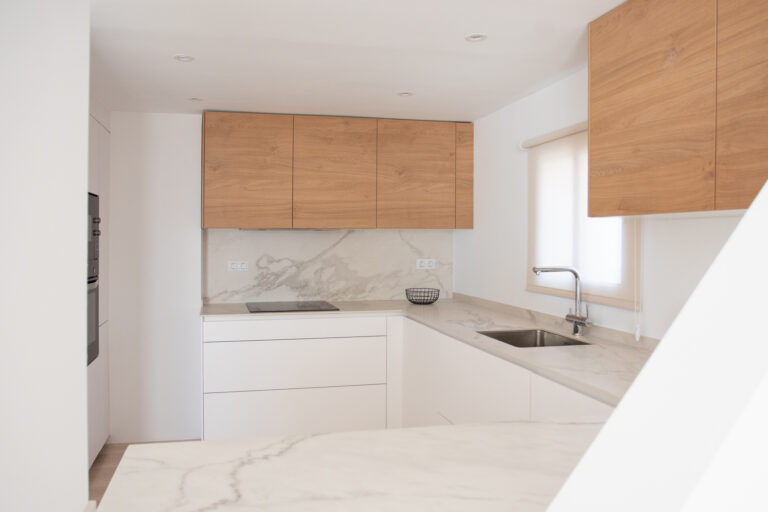 Cocina Santos en blanco y madera