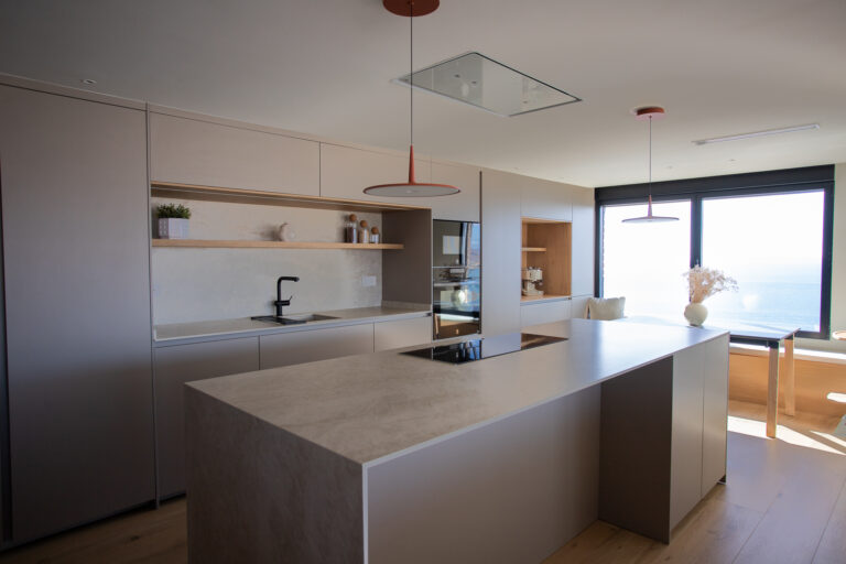Una cocina Santos abierta y elegante