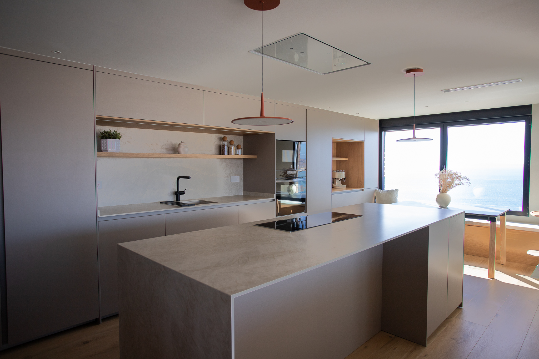 Una Cocina Santos abierta, elegante y funcional