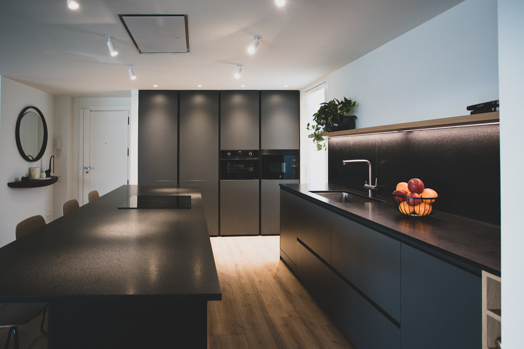 Una Cocina Santos gris, abierta y de diseño elegante