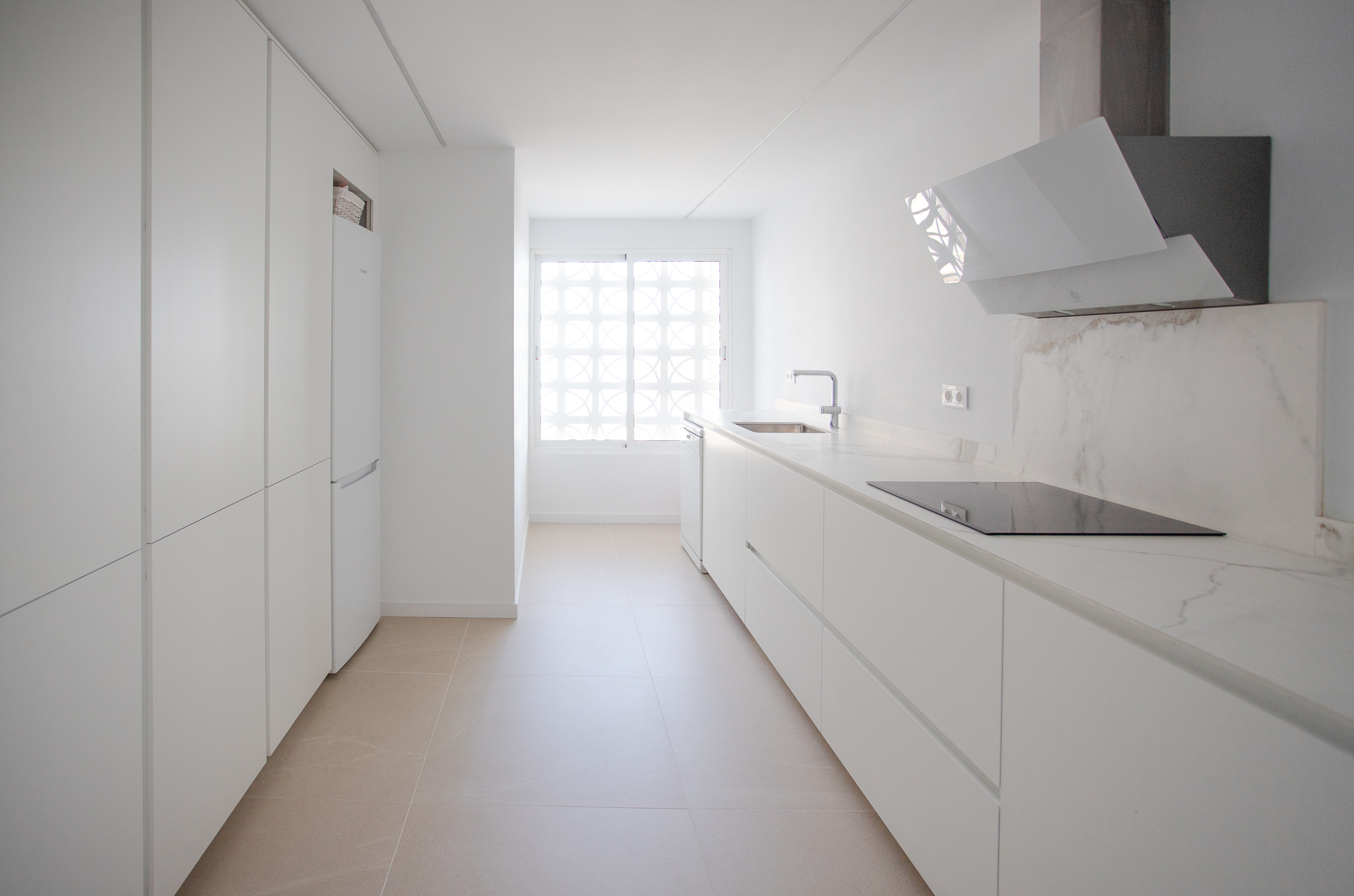 Una cocina blanca y funcional