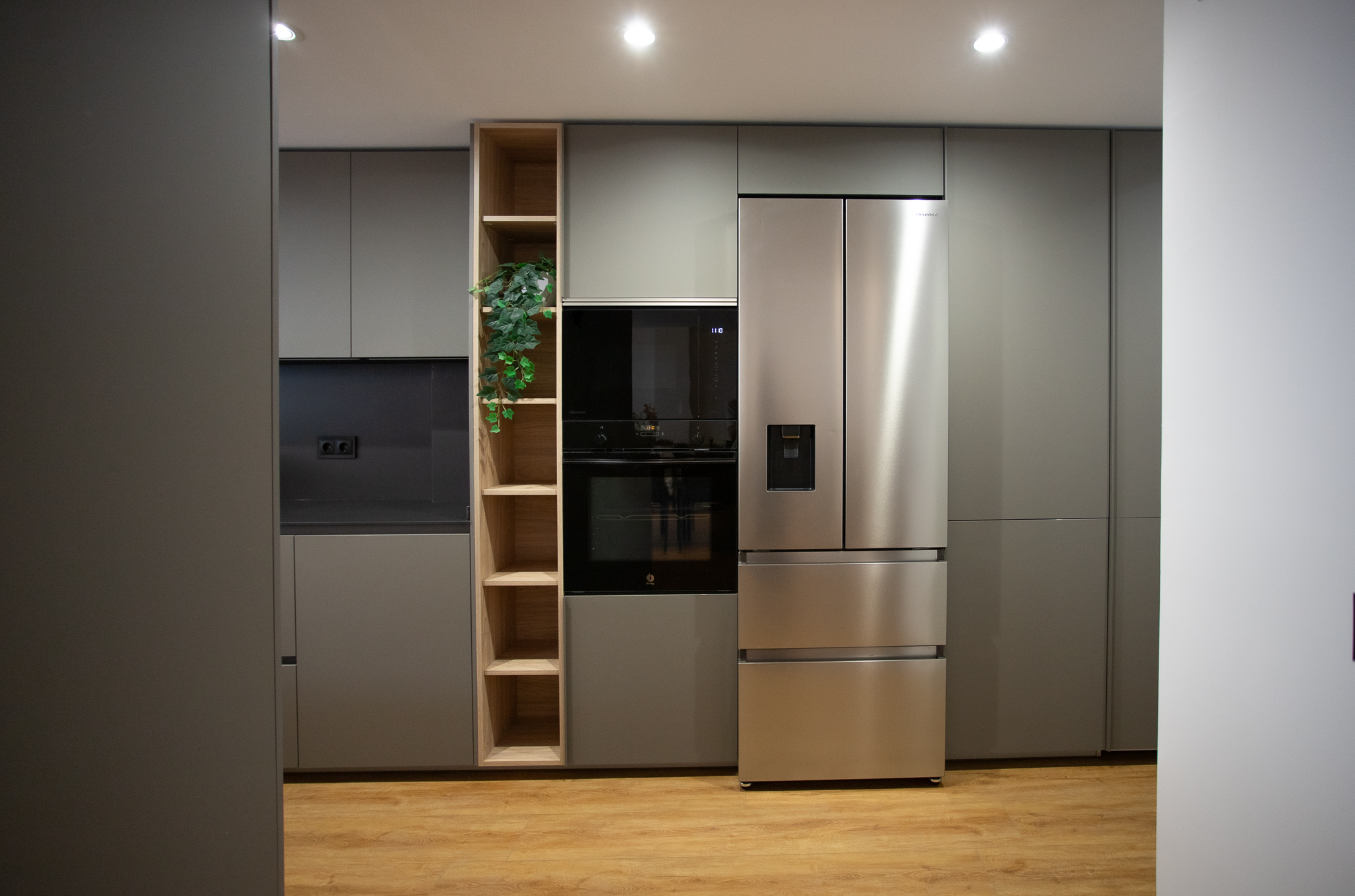Cocina Santos Fine Gris Visón Seda: diseño abierto, funcionalidad y elegancia atemporal