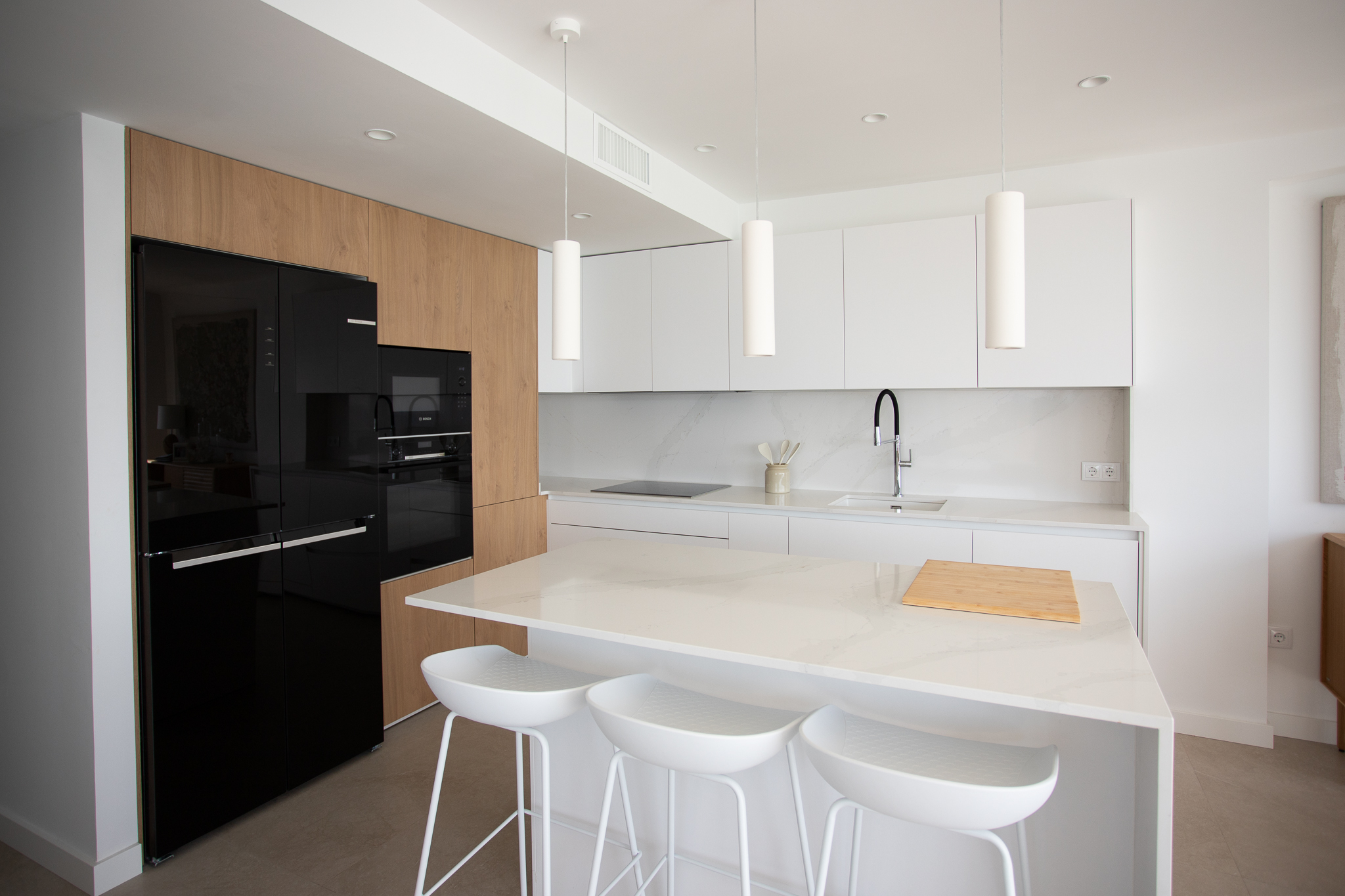 Cocina abierta al salón: diseño cálido, funcional y totalmente a medida