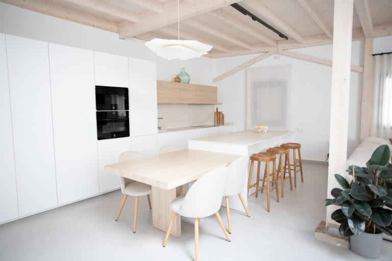 Descubre esta cocina Santos abierta al salón, diseñada por Misura Benigar en Alicante. Diseño, funcionalidad y soluciones a medida para crear tu cocina ideal.