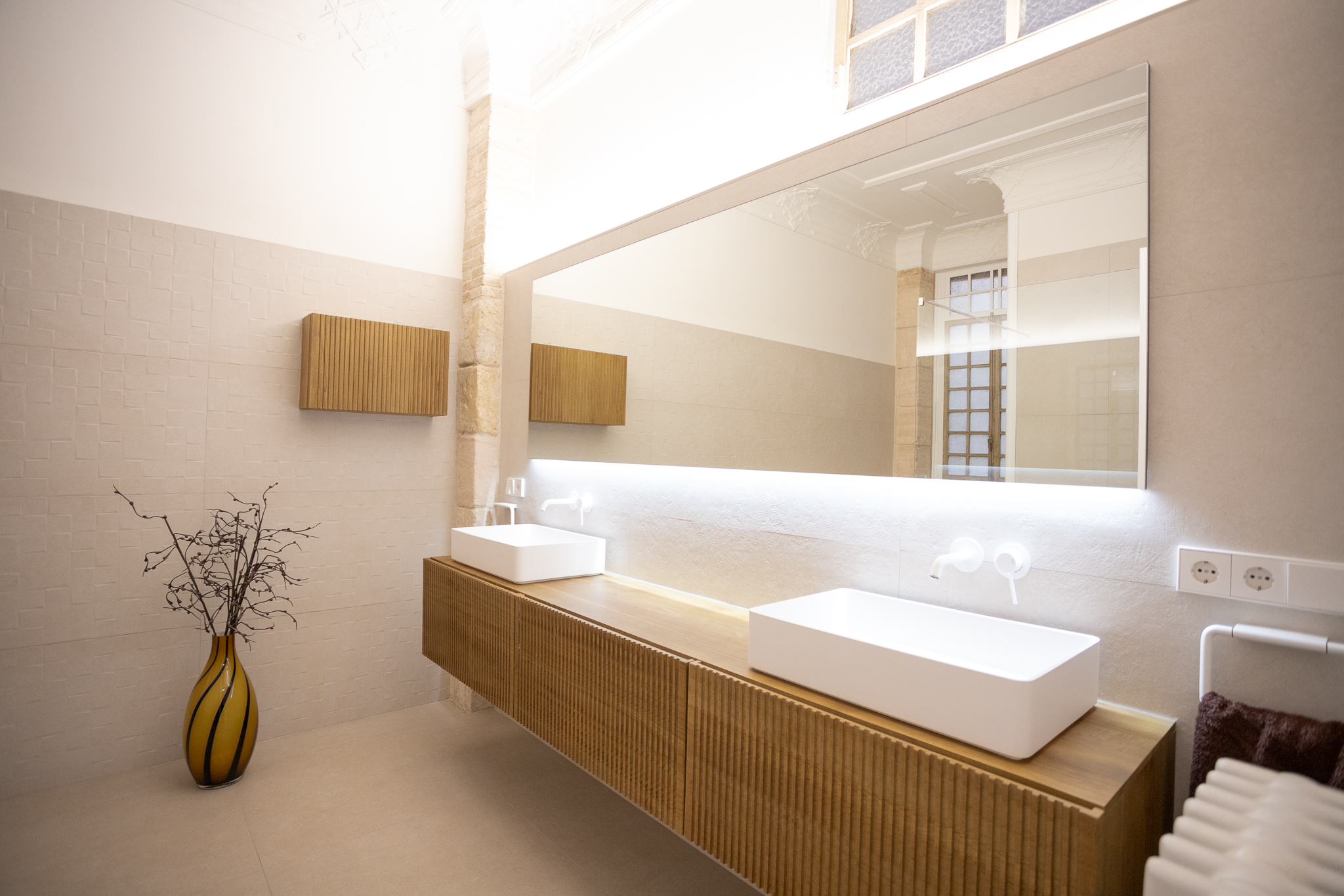 Baño principal de vivienda modernista diseñado por Misura Benigar con mueble CODIS Stecche en Paulownia Miel